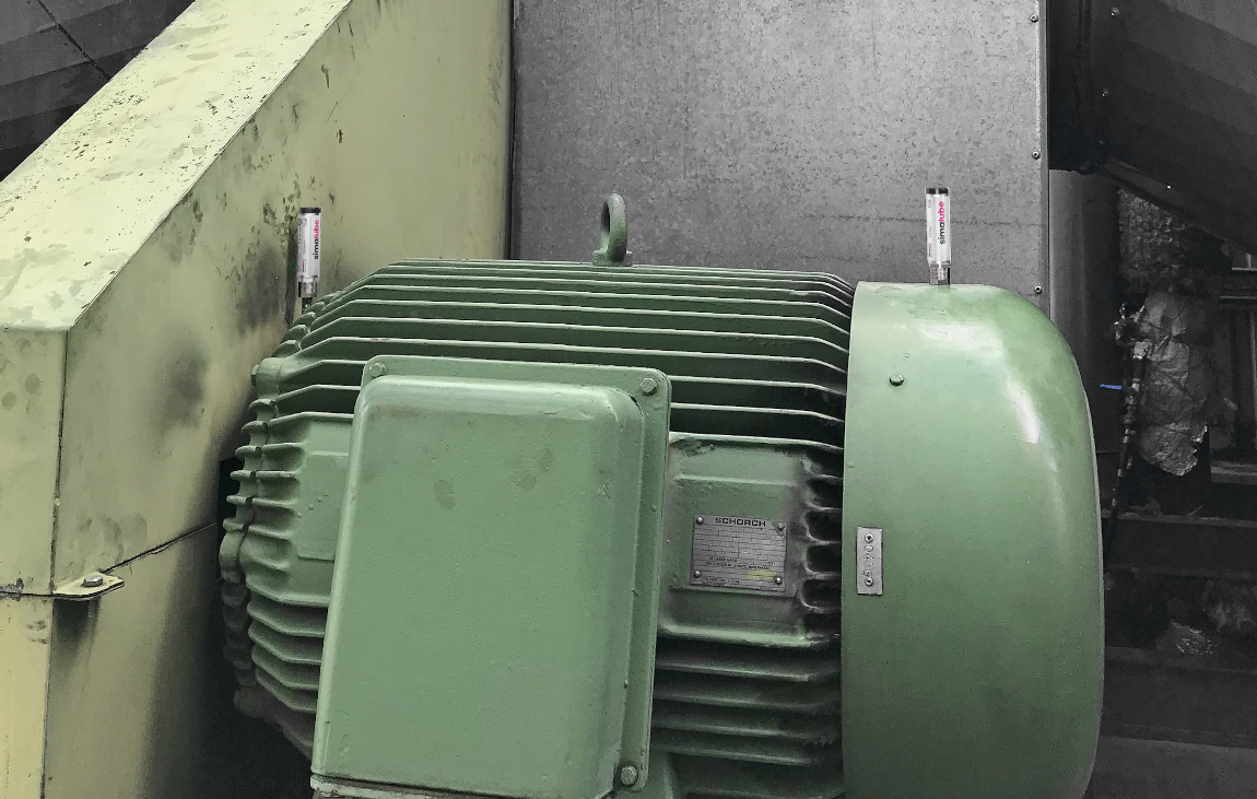 Dos lubricadores simalube de 15 ml lubrican el motor eléctrico de un ventilador.