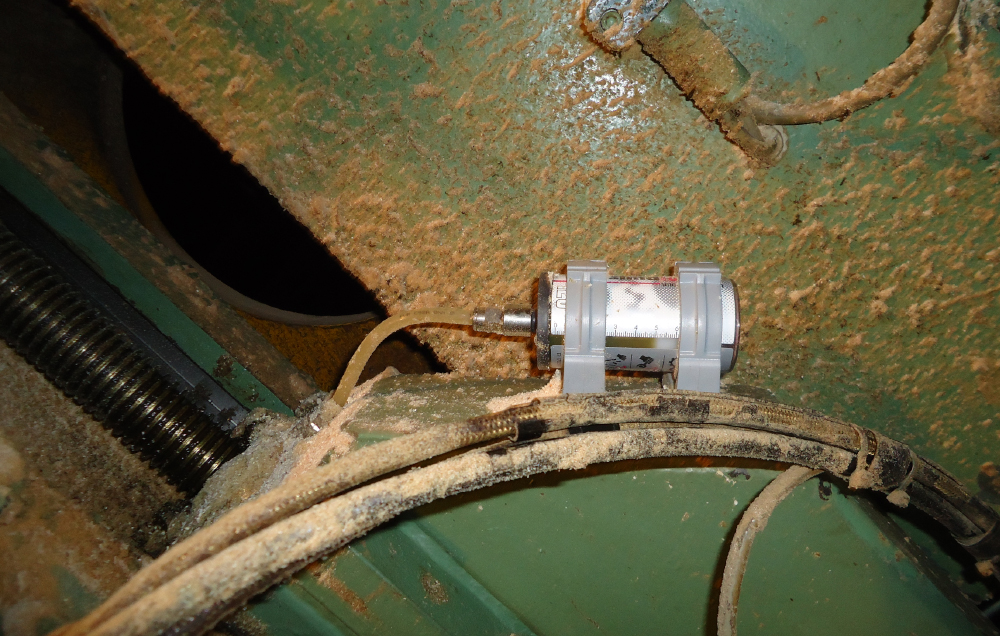 El husillo de una sierra en un aserradero se lubrica automáticamente con el lubricador simalube.