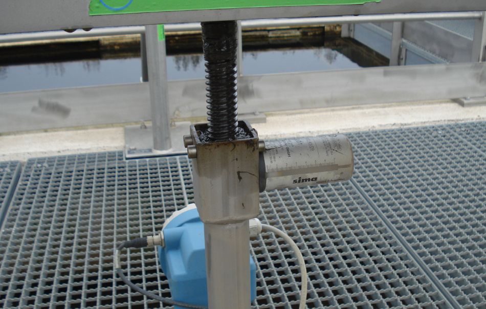El lubricador simalube 125ml lubrica de forma automática y constante el husillo de una depuradora.