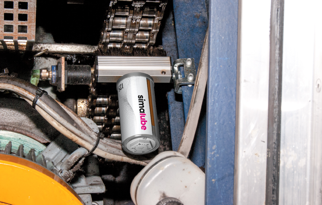 El lubricador simalube engrasa automáticamente la cadena de transmisión de una escalera mecánica durante un año y la limpia al mismo tiempo.