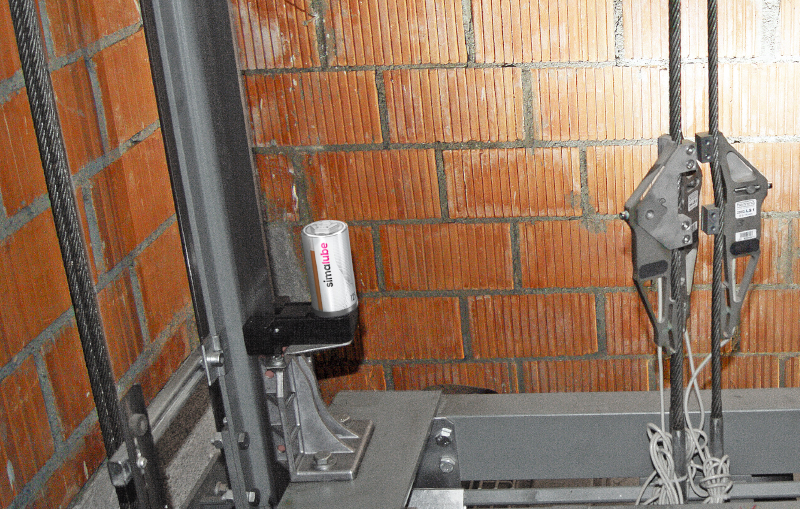 La brosse d'ascenseur simalube est montée directement sur le sabot de guidage ou le toit de la cabine.