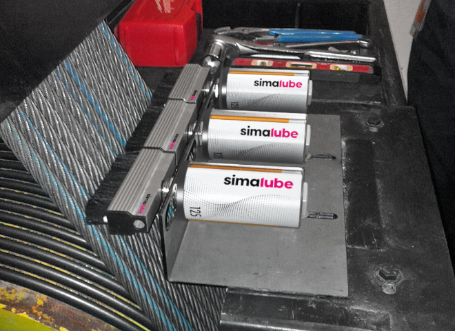 Les câbles de traction des ascenseurs peuvent être facilement lubrifiés grâce au système de lubrification automatique simalube.
