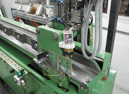 El lubricador multipunto simalube engrasa cinco puntos de lubricación de guías lineales con un solo lubrificador.