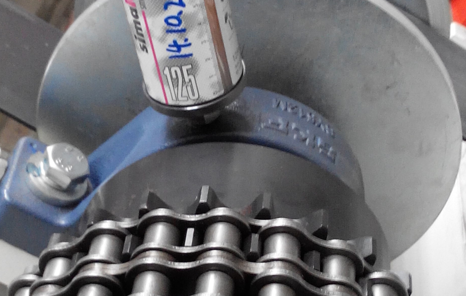 A simalube 125ml lubricator automatically and constantly greases the pillow block bearing for a chain drive on a production line in the automotive industry.