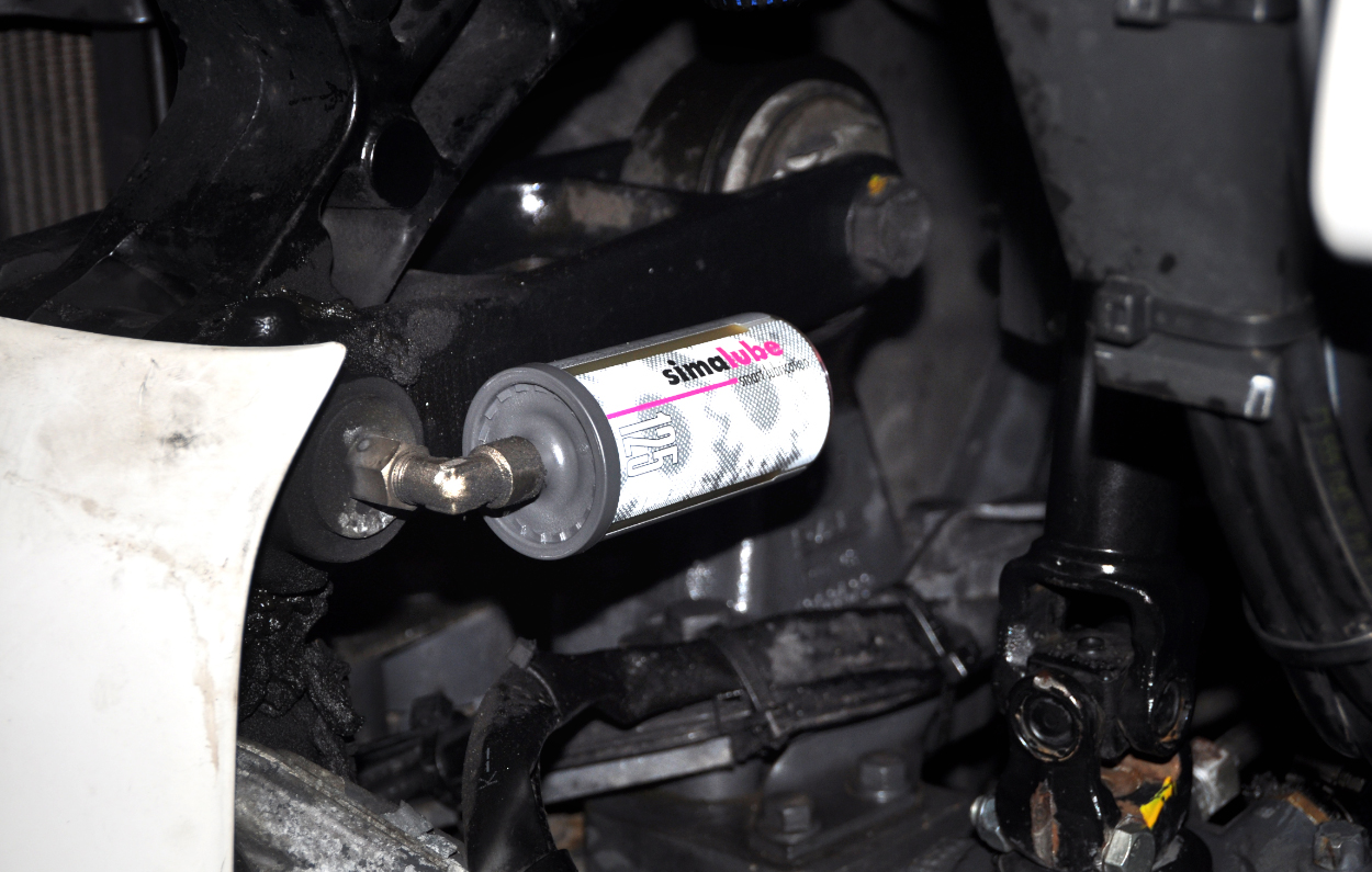 El lubricador simalube de 125 ml engrasa de forma automática y continua los cojinetes de la cabina del conductor de un camión DAF durante un año.