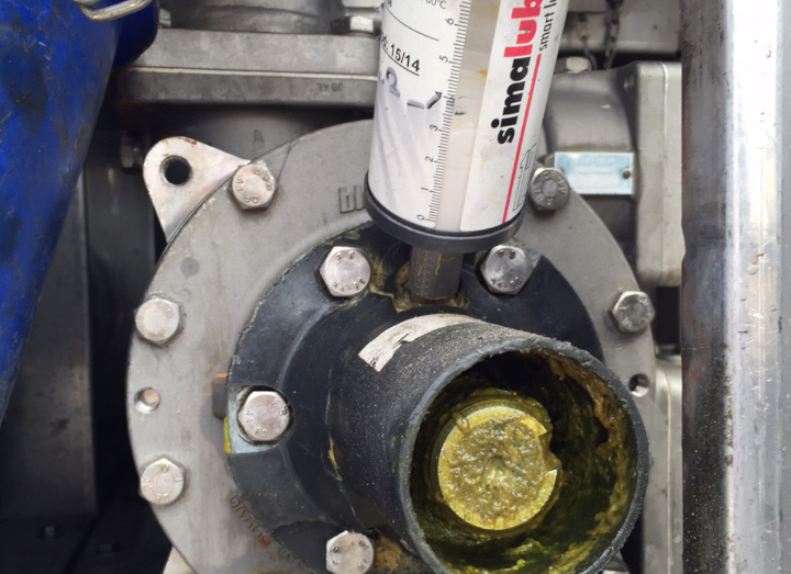 El lubricador simalube sella la salida de un camión de transporte de productos químicos.