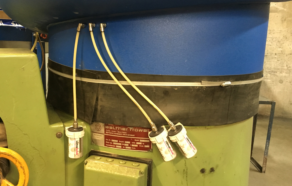 Tres lubricadores simalube de 125 ml lubrican automáticamente los puntos de lubricación a través de una manguera.