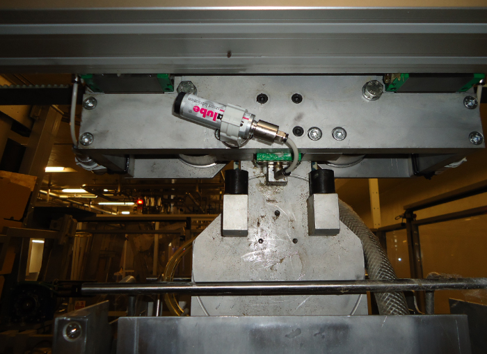 Der simalube 15ml Schmierstoffgeber versorgt eine Linearführung mit dem nötigen Schmierstoff in einem Chemiewerk.