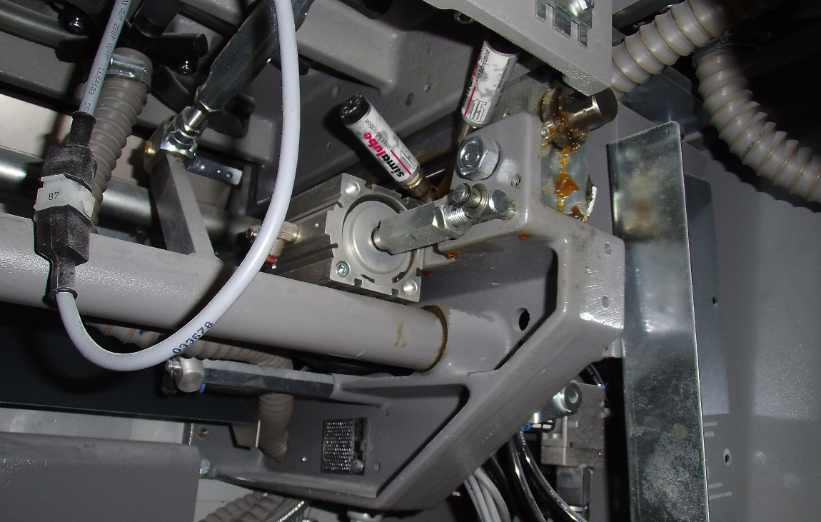 Die zwei simalube Schmierstoffgeber 15ml schmieren automatisch und kontinuierlich die Linearführungen einer Druckmaschine.