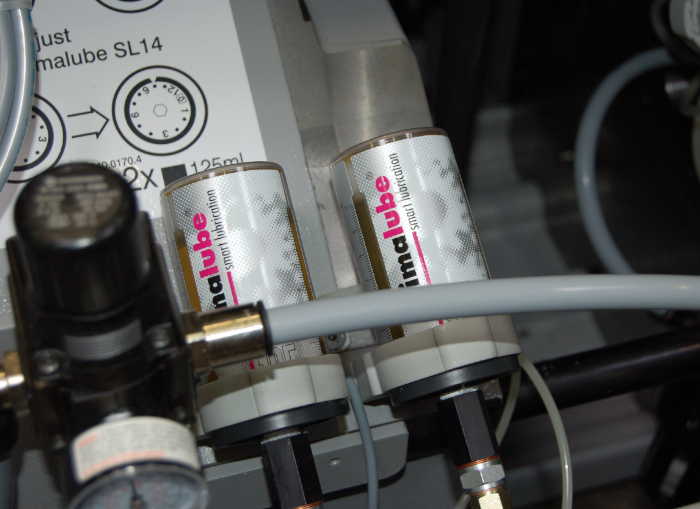 Dos lubricadores simalube de 125 ml engrasan automáticamente una imprenta durante 10 meses.