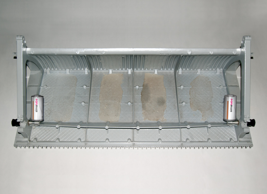 El sistema de lubricación de guías de peldaños simalube, compuesto por un cepillo corto, una pieza de montaje y un lubricador, es adecuado para las escaleras mecánicas Schindler. Se instala directamente en el escalón.