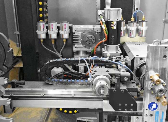 Die Linearführungen einer Abbundmaschine werden mit simalube Schmierstoffspendern geliefert.