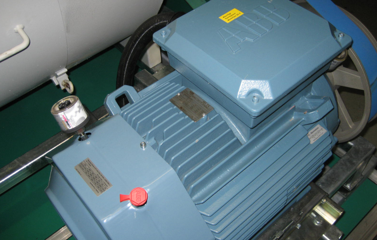 El motor eléctrico de un hospital se engrasa con un pequeño lubricador de 30 ml.