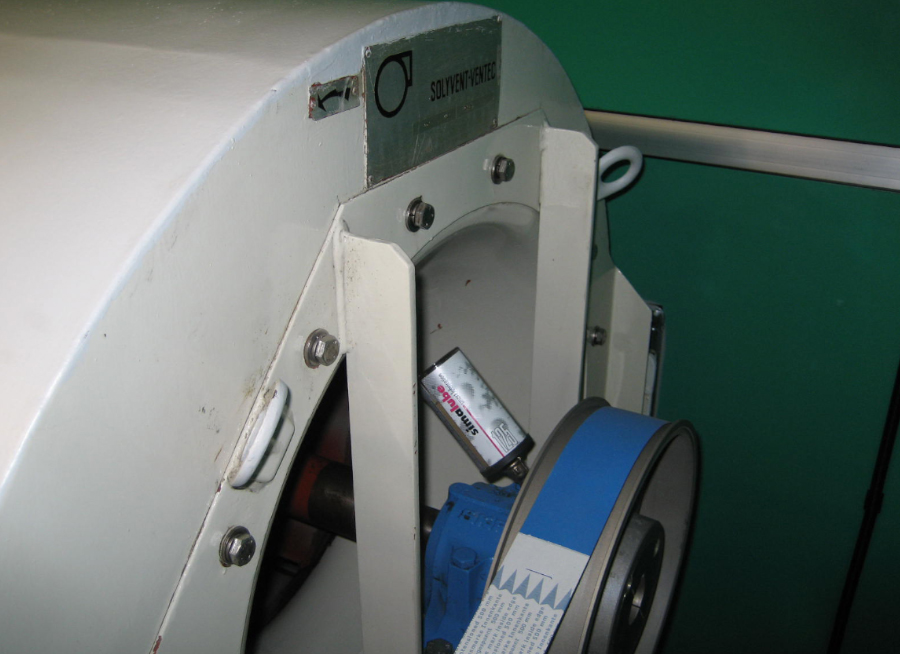 Das Stehlager eines Ventilationssystem im Spital ist automatisch und konstant mit Schmierstoff versorgt, dank dem dem simalube Schmiersystem.