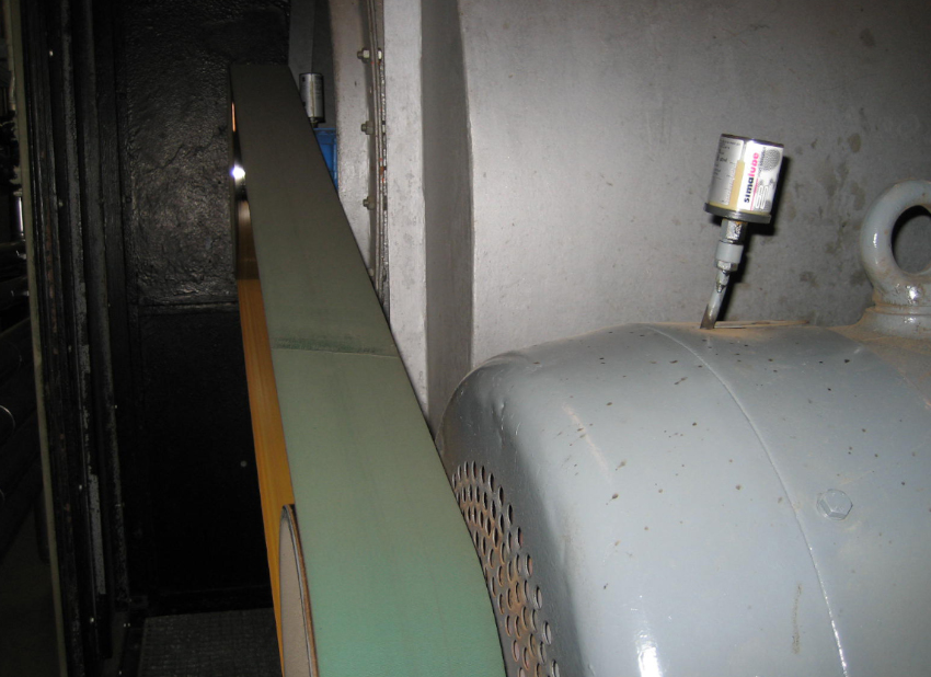 Un motor eléctrico de una clínica se lubrica automática y constantemente durante un año con el sistema de lubricación simalube.
