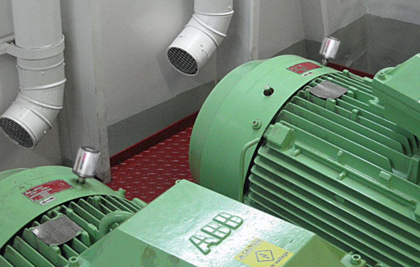Die ABB Elektromotoren auf einem Kreuzfahrtschiff sind mit automatischen Schmierstoffgebern simalube 60ml ausgerüstet.
