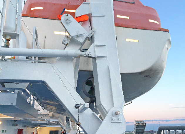 Die Wälzlager der Schwenkeinrichtung der Rettungsboote sind auf jeder Seite mit je einem simalube Schmierstoffgeber während einem Jahr konstant und automatisch geschmiert.