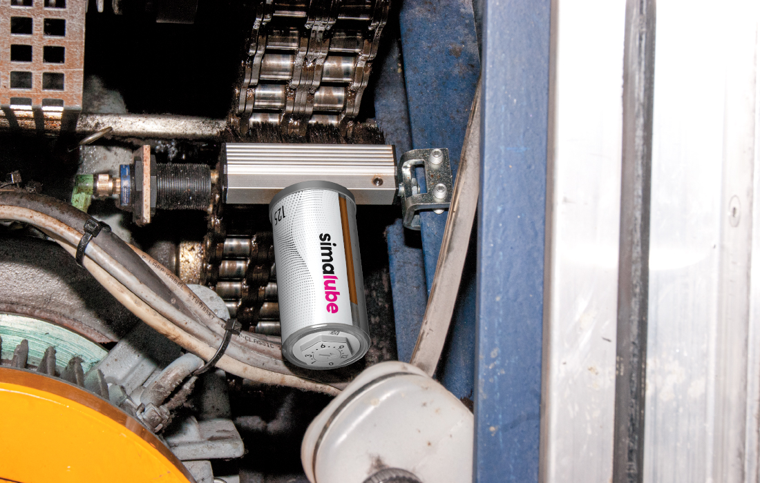 Un lubricador simalube engrasa y limpia la cadena de una escalera mecánica de forma automática y constante.
