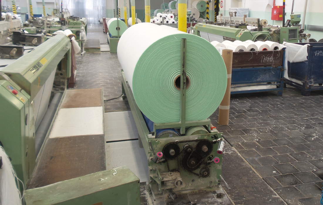 Eine Antriebskette in der Textilindustrie wird mit drei simalube Schmierstoffgebern automatisch geschmiert. Dank der simalube Bürste wird die Kette gleichzeitig sauber gehalten.