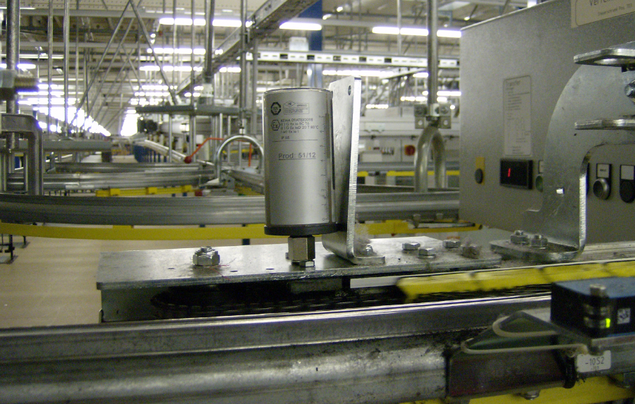 Eine Förderkette in einem Textilproduktionsbetrieb wird mit einem simalube Schmierstoffgeber automatisch und kontinuierlich bis zu einem Jahr geschmiert.
