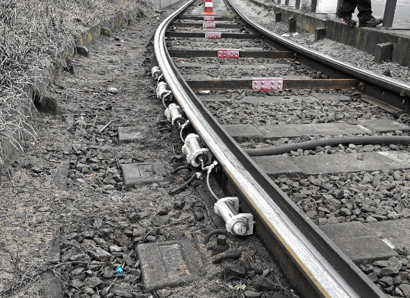 Mehrere 250 ml Spender sind mit einer Halteschelle und Schlauchverbindung in der Kurve eines Bahngleises installiert. Der kontinuierliche Schmierfilm verhindert das Quitschen der Bahn in den Kurven.