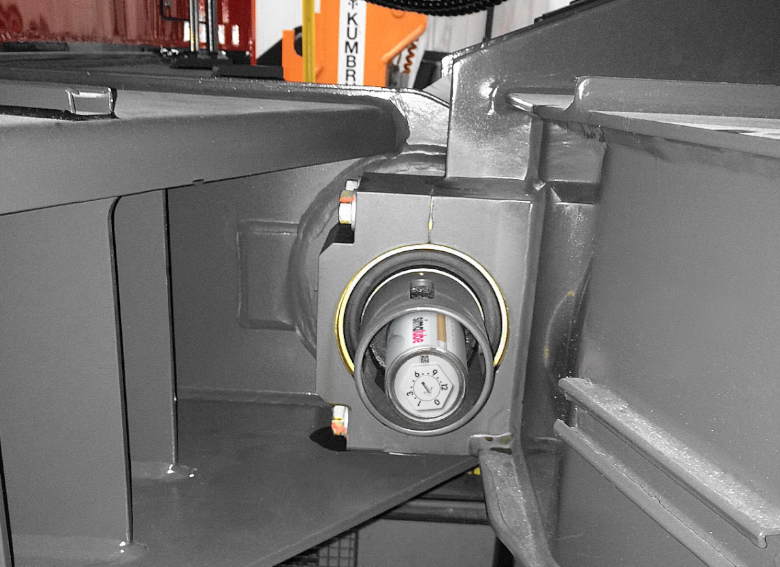 El sistema de lubricación simalube lubrica el acoplamiento de dos vagones de ferrocarril con un lubricador de 125 ml.