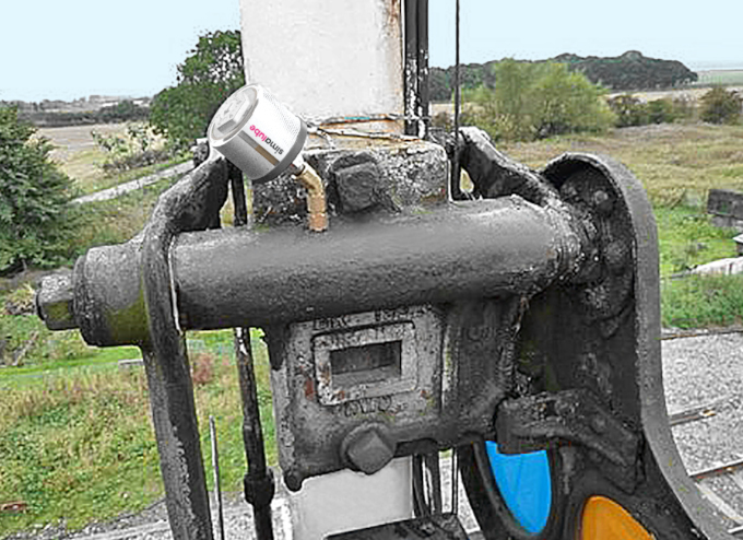 El pequeño lubricador simalube de 30 ml lubrica el cojinete deslizante de una señal ferroviaria de forma continua y automática durante 365 días.