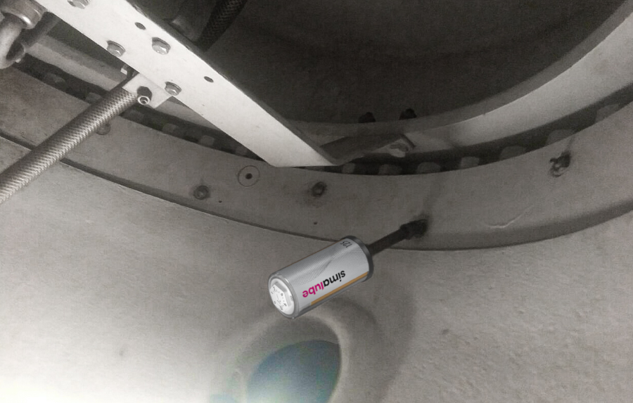 Uno de los varios lubricadores de lubricante simalube engrasa de forma automática e independiente el cojinete de la pala del rotor de un aerogenerador durante un máximo de un año.
