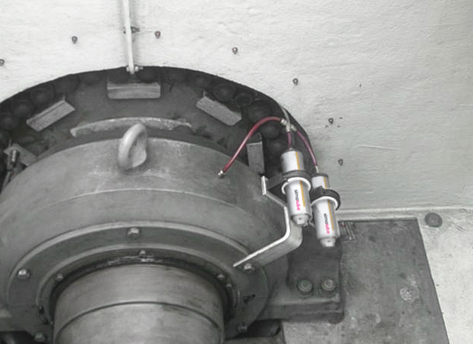 Dos lubricadores automáticos simalube de 250 ml engrasan el cojinete principal de un aerogenerador mediante una conexión de manguera.