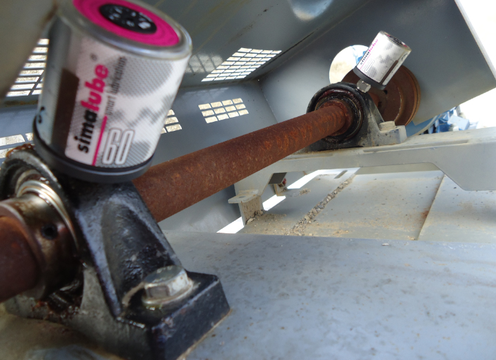 El lubricador simalube lubrica automáticamente las zapatas de un árbol de transmisión de una fábrica de cemento durante un año.