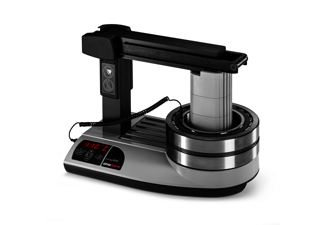 The simatherm IH 210 induction heater heats a medium-sized deep groove ball bearing over the coil. The target temperature is set to 110 °C. 