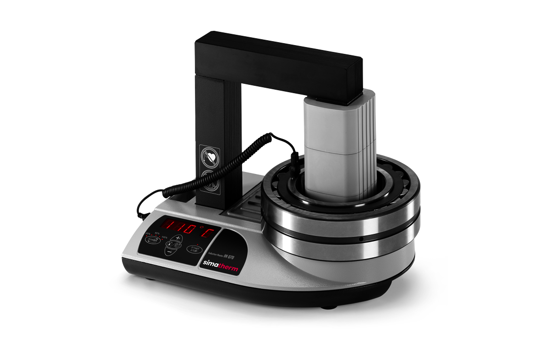 El calentador de inducción simatherm IH 070 calienta un rodamiento de bolas de ranura profunda de tamaño medio sobre la bobina. La temperatura objetivo se fija en 110 °C. 