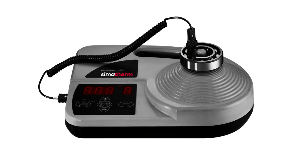 The portable simatherm IH 025 induction heater heats a small rolling bearing. 