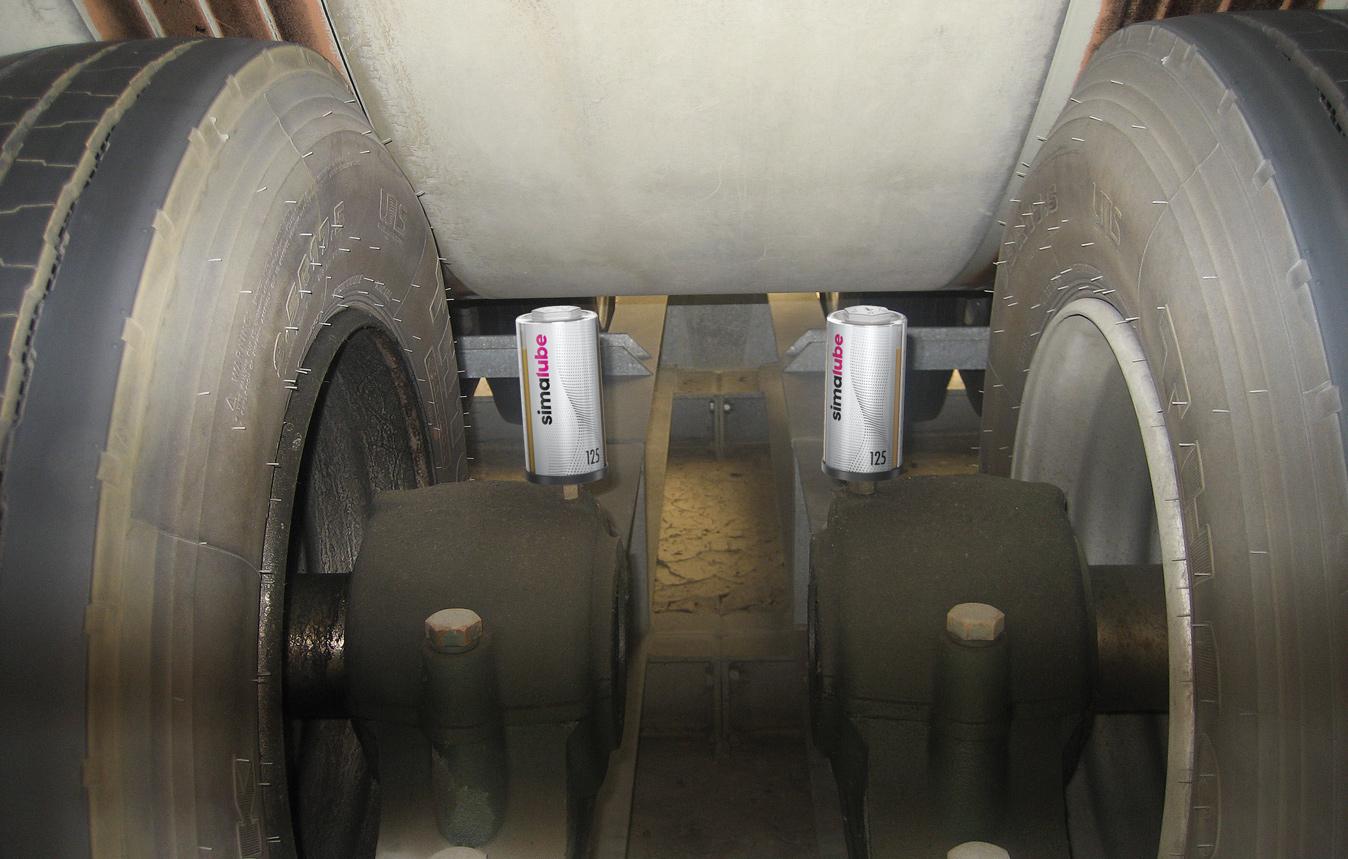 Los cartuchos de lubricante automáticos simalube se enroscan directamente en el cojinete del pedestal en el accionamiento de una cinta transportadora.
