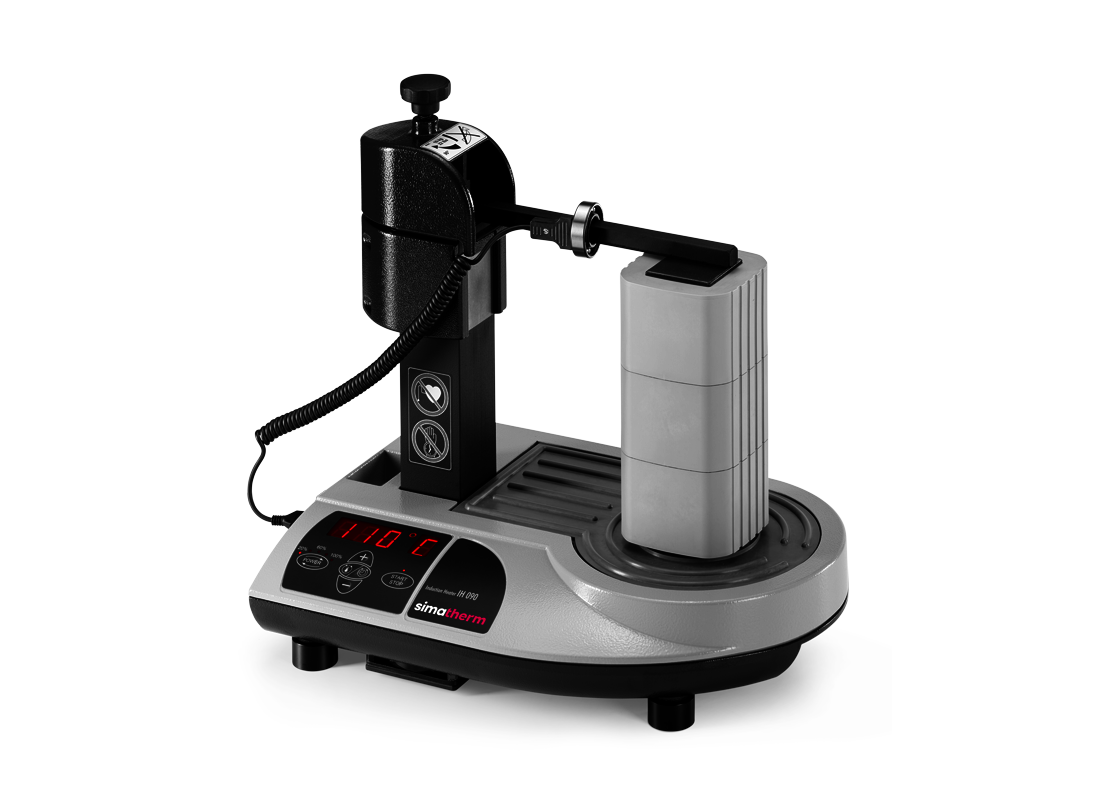 El calentador de inducción simatherm IH 090 calienta un rodamiento de bolas de ranura profunda sobre el pequeño yugo de soporte. La temperatura objetivo se fija en 110 °C. 