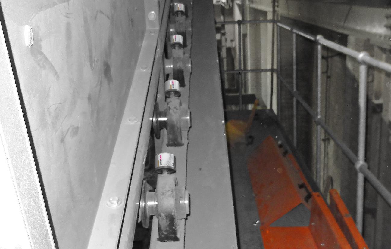 Varios lubricadores simalube 30 ml lubrican automáticamente una cinta transportadora.